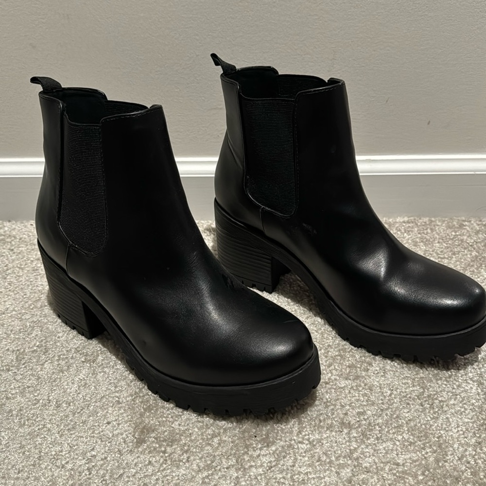 Platform black boots